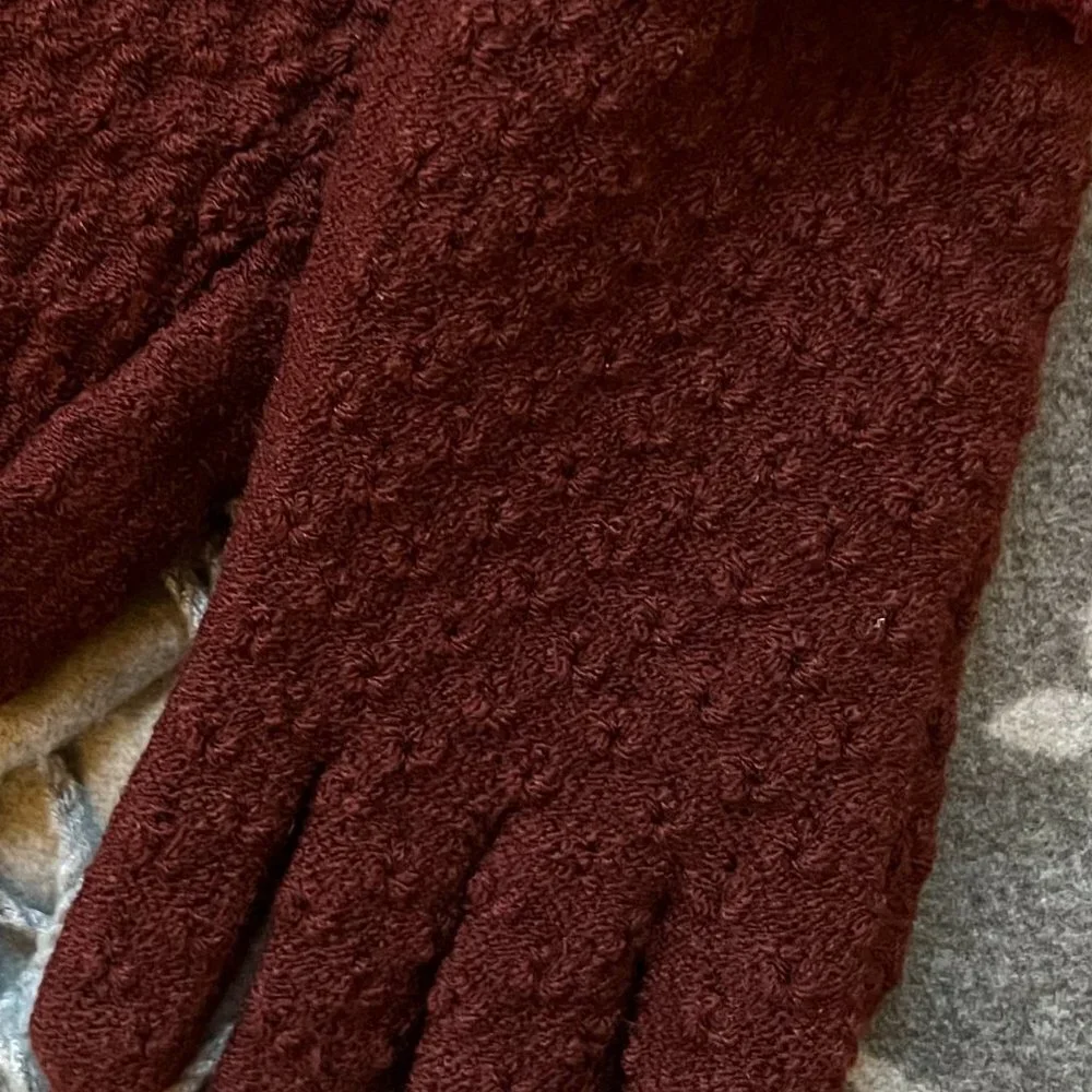 Women’s Winter Warm Gloves Fleece W/ Button Details in Wine